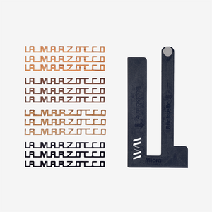 Set med 12 La Marzocco-logotyper i trä