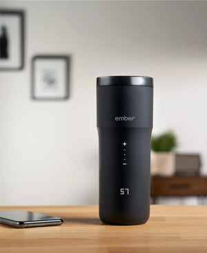 Electric Coffee Travel Mug black V2 - 355ml på bord med digital temperaturvisning i modern inomhusmiljö.