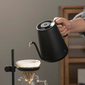 Svart elektrisk vattenkokare med smal pip för exakt hällning, från Timemore och Brygg tillbehör allt om kaffe.