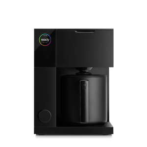 Svart kaffebryggare med digital display och kanna, del av Fellow, Kaffebryggare, Senaste nytt, allt om kaffe.