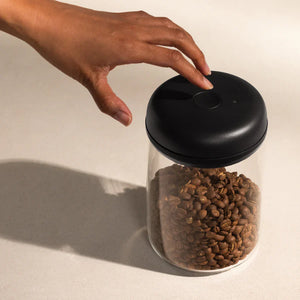 Glasburk med svart elektriskt vakuumlås för kaffebönor, del av EspressoGear, Fellow, Förvaring, allt om kaffe
