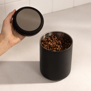 Svart elektrisk vakuumbehållare för kaffebönor 0,7 L, del av Fellow, Förvaring, Senaste nytt, EspressoGear, allt om kaffe.