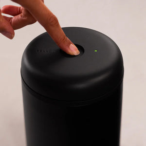 Svart elektrisk vakuumbehållare för kaffeförvaring med knapp och LED-indikator, del av Fellow, EspressoGear, Förvaring, Senaste nytt, allt om kaffe.