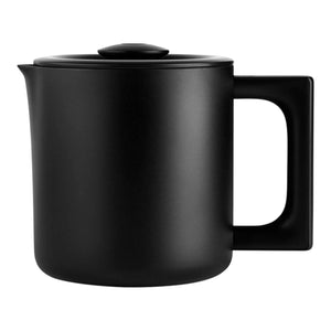 Svart isolerad kaffekanna med stilren design och praktiskt handtag, del av Fellow, EspressoGear, allt om kaffe.