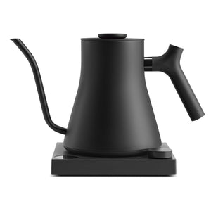 Svart elektrisk vattenkokare med smal svanhals och kontrollknapp, del av Vattenkokare, EspressoGear, allt om kaffe.