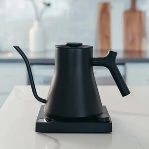 Svart elektrisk vattenkokare med smal svanhals på basenhet, del av Fellow, Vattenkokare, EspressoGear, allt om kaffe.