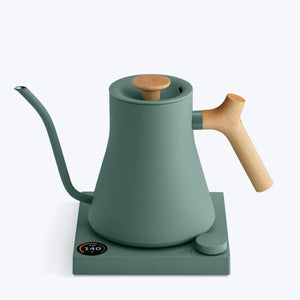 Grön vattenkokare med trähandtag och lång smal pip för exakt bryggning, del av Fellow, EspressoGear, allt om kaffe