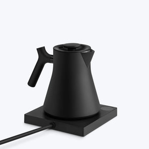 Mattsvart vattenkokare med ergonomiskt handtag på uppvärmningsplatta, del av Fellow, EspressoGear, allt om kaffe
