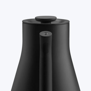 Mattsvart vattenkokare med stilren design och ergonomiskt handtag, del av Fellow, EspressoGear, allt om kaffe