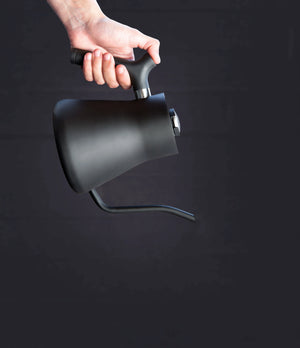 Matt svart vattenkokare med smal svanhalspip och ergonomiskt handtag, barista tillbehör, allt om kaffe.