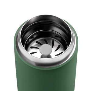 Detalj av isolerat lock med inbyggt filter i rostfritt stål till grön take away-mugg, Fellow, allt om kaffe.