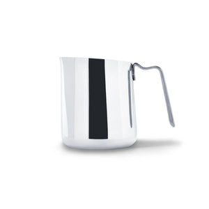 Polerad mjölkkanna i rostfritt stål med precist strilmunstycke, del av Espresso Tillbehör och Mjölkkanna, allt om kaffe.