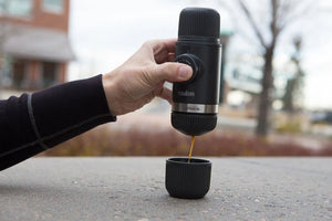Portabel espressomaskin med adapter för Nespresso OriginalLine, perfekt för barista och portabla kaffebryggare.