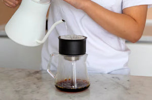 Glasserveringskanna med stilren design för exakt bryggning, barista tillbehör, Senaste nytt, allt om kaffe.