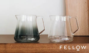 Två serveringskannor i glas med modern design för exakt kaffeservering, del av EspressoGear, Senaste nytt, allt om kaffe.