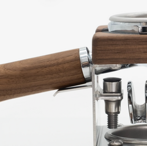 Portafilterstöd i trä och metall för stabilt vila vid espressobryggning, barista tillbehör, allt om kaffe.