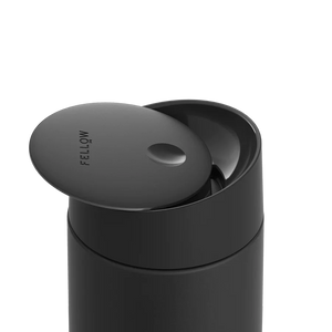Matt svart take away-termos med skjutlock, del av Fellow och EspressoGear, senaste nytt från allt om kaffe.
