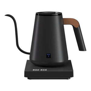 Svart elektrisk vattenkokare med smal pip och trädetalj, från Timemore och Brygg tillbehör för barista espresso