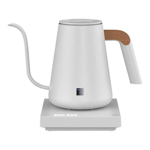 Vit elektrisk vattenkokare med smal pip och trädetalj på handtag, för barista och brygg tillbehör, allt om kaffe.