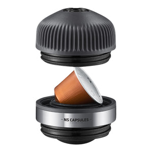 Adapter i svart och stål för Nespresso OriginalLine-kapslar, espresso-tillbehör från Wacaco och EspressoGear.