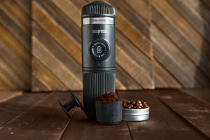 Svart bärbar Nanopresso med kaffe i kapsel och malet kaffe, espresso-tillbehör från barista och Portabla kaffebryggare.