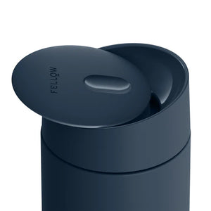Isolerad to go-mugg i stenblått med smidig skjutöppning, del av Fellow, Take away, EspressoGear, allt om kaffe.
