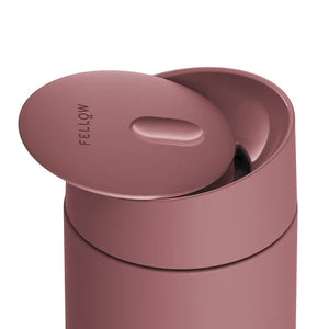 Återanvändbar rosa resa mugg med skjutlock i modern design, del av Fellow, Take away, EspressoGear, allt om kaffe.